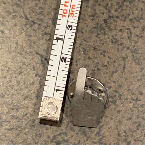 🎁‼️ Pointer ☝🏼 Hand Pin - Picture 2 of 3